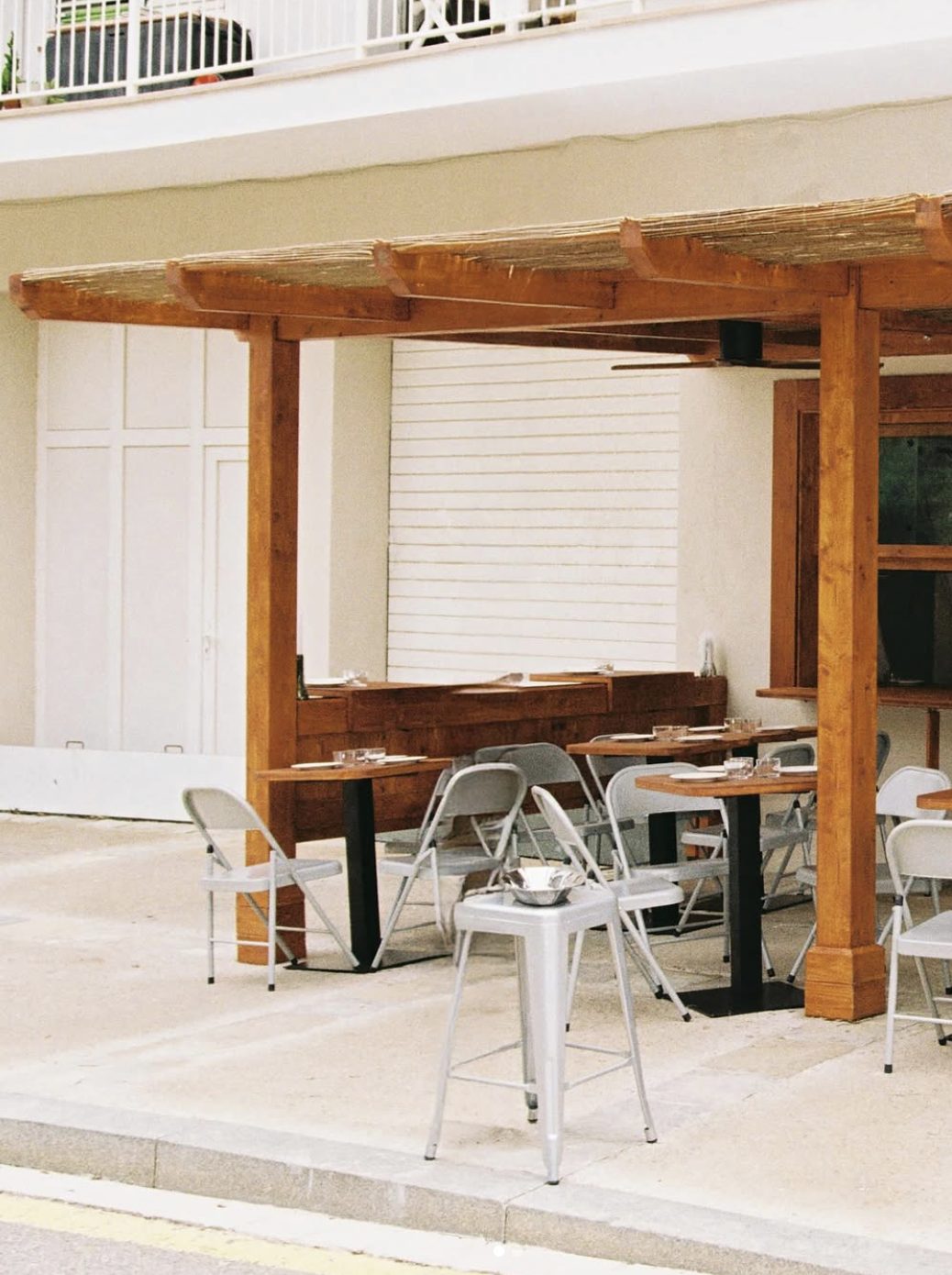 Trozo de Oso terrace under its wooden pergola